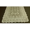 Mantilla de doble punta y muy bordada en el centro.