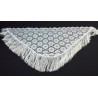 Pañoleta con fleco fabricada en rayon de diseño triangular.