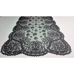 Media mantilla en tul negro y muy bordada a mano